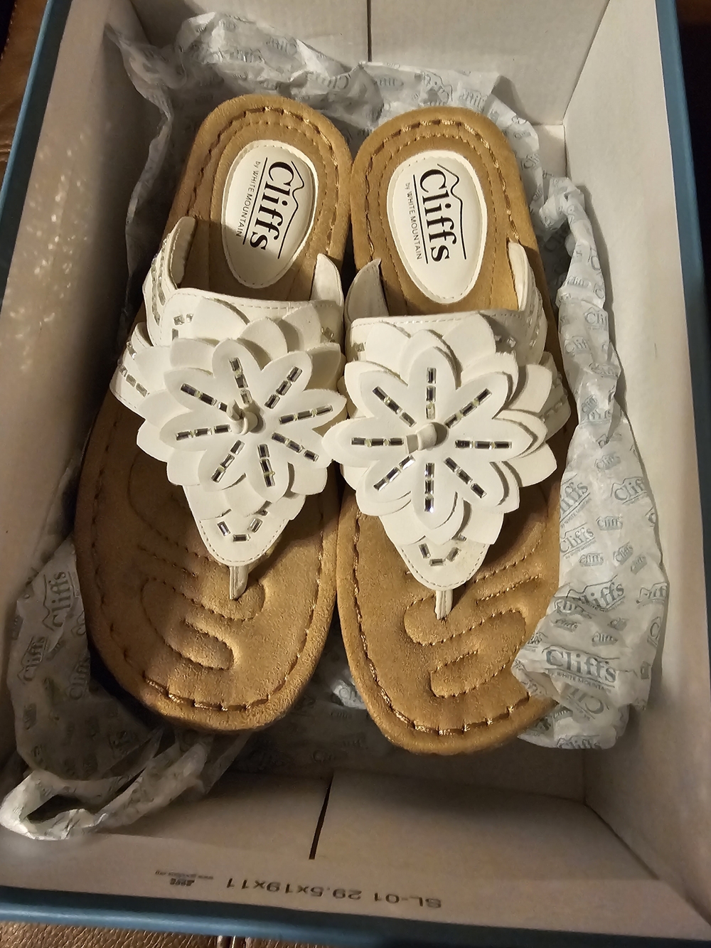 Cliffs by White Mountain Cupcake II Thong Sandals Size 6 Offwhite Nubuck NIB